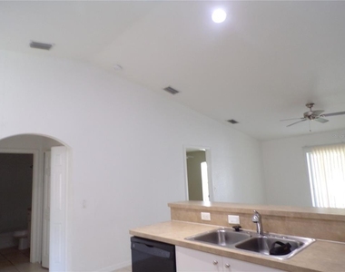 385 Sunflower Street - Photo Thumbnail 3