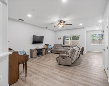 3831 Parkridge Circle - Photo Thumbnail 3