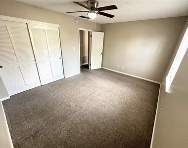 4507 9th Street W - Photo Thumbnail 8
