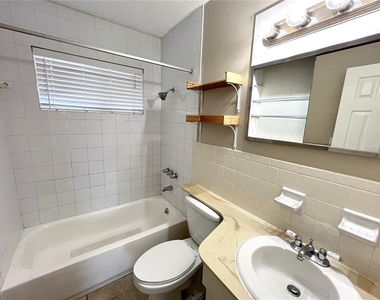 4507 9th Street W - Photo Thumbnail 10