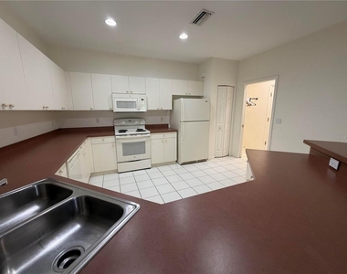 412 W 28th Street - Photo Thumbnail 4