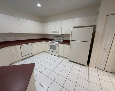 412 W 28th Street - Photo Thumbnail 3