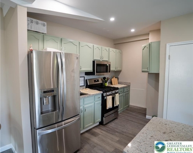 128 E Spruce Street - Photo Thumbnail 4