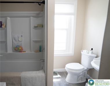 128 E Spruce Street - Photo Thumbnail 11