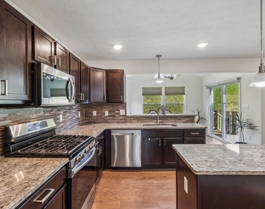 1105 Deerfield Drive - Photo Thumbnail 12