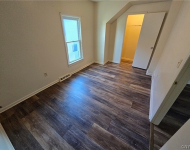 112 Helen Street - Photo Thumbnail 7