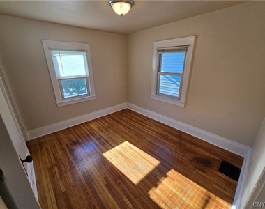 176 Mayar Street - Photo Thumbnail 14