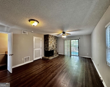 1060 Falling Water Drive Se - Photo Thumbnail 4