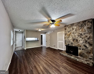 1060 Falling Water Drive Se - Photo Thumbnail 5