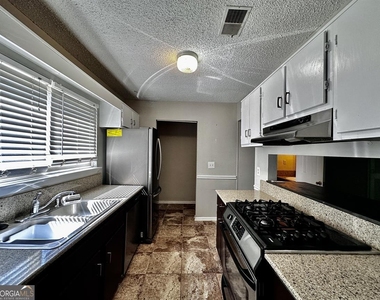 1060 Falling Water Drive Se - Photo Thumbnail 3
