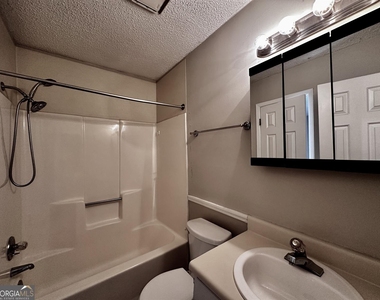 1060 Falling Water Drive Se - Photo Thumbnail 12
