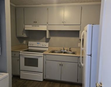 320 Vine Street - Photo Thumbnail 12