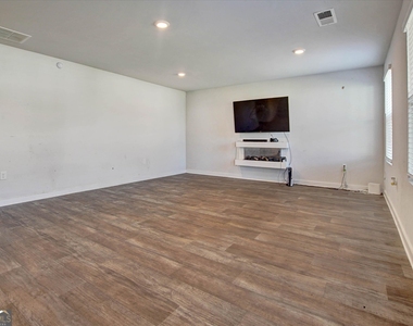 1129 Bluecoat Circle - Photo Thumbnail 7