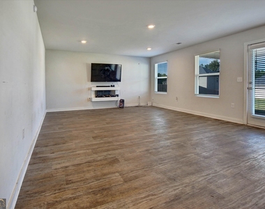 1129 Bluecoat Circle - Photo Thumbnail 8