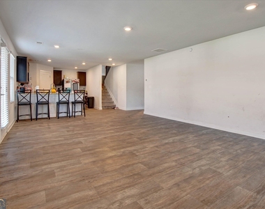 1129 Bluecoat Circle - Photo Thumbnail 6