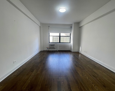 East 57th Street - Photo Thumbnail 7