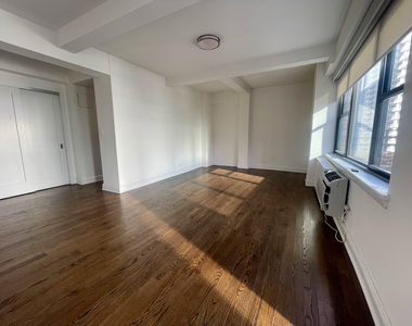 East 57th Street - Photo Thumbnail 3