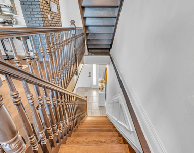 165 Riddle Avenue - Photo Thumbnail 7