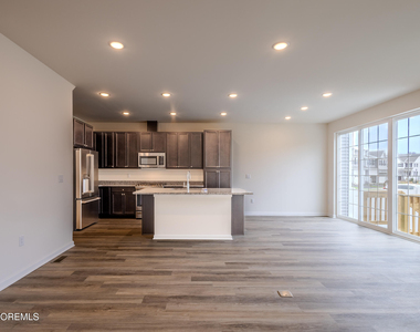 213 Harley Lane - Photo Thumbnail 5