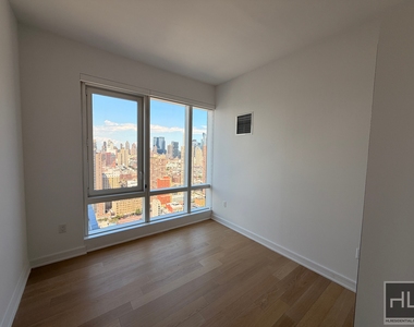 West 38th Street - Photo Thumbnail 1