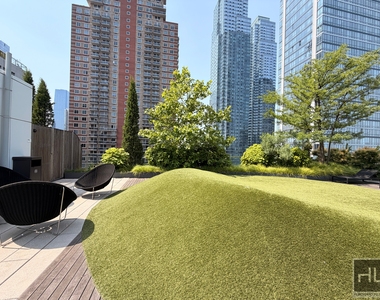 West 43rd Street - Photo Thumbnail 8