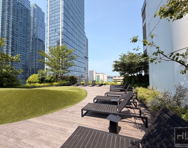 West 43rd Street - Photo Thumbnail 9