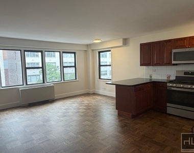 East 63 Street - Photo Thumbnail 8