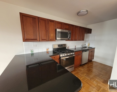 East 63 Street - Photo Thumbnail 3