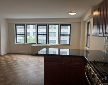 East 63 Street - Photo Thumbnail 9