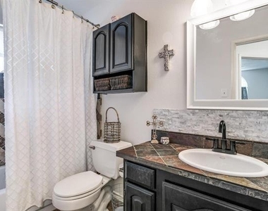 528 Halifax Lane - Photo Thumbnail 7
