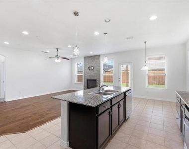 808 Bird Creek Drive - Photo Thumbnail 12