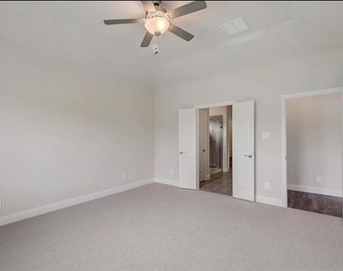 410 Stagg Street - Photo Thumbnail 7