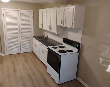 504 N Newsom Street - Photo Thumbnail 3