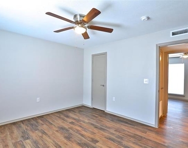 2800 Sayles Boulevard - Photo Thumbnail 7