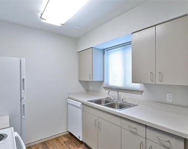 2800 Sayles Boulevard - Photo Thumbnail 5