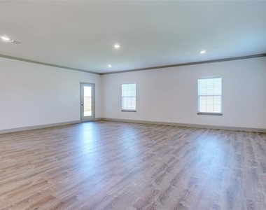 219 Community Drive - Photo Thumbnail 5