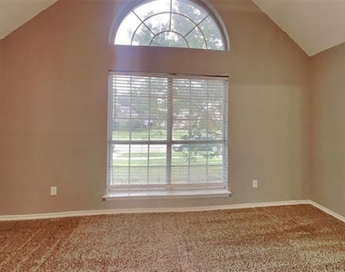 10016 Concord Drive - Photo Thumbnail 4