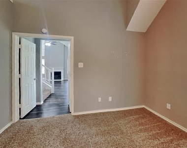 10016 Concord Drive - Photo Thumbnail 5