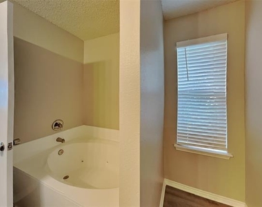 7007 Port Phillip Drive - Photo Thumbnail 12