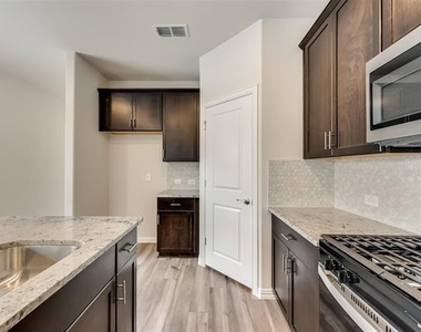 211 Monarch Way - Photo Thumbnail 8