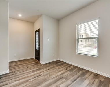 211 Monarch Way - Photo Thumbnail 11