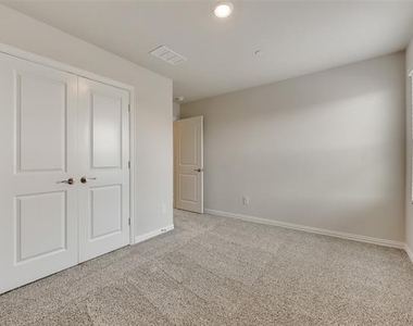 211 Monarch Way - Photo Thumbnail 15