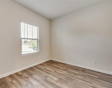 211 Monarch Way - Photo Thumbnail 12