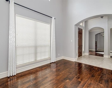 828 Thomas Crossing Drive - Photo Thumbnail 6
