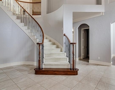 828 Thomas Crossing Drive - Photo Thumbnail 2