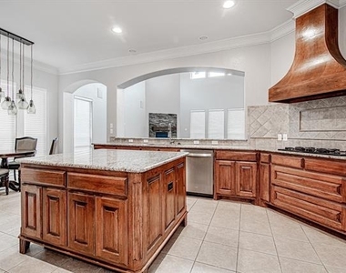 828 Thomas Crossing Drive - Photo Thumbnail 11
