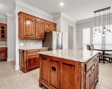 828 Thomas Crossing Drive - Photo Thumbnail 12