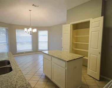 2932 Dover Drive - Photo Thumbnail 10