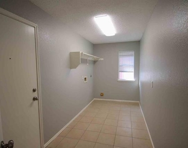 2932 Dover Drive - Photo Thumbnail 8
