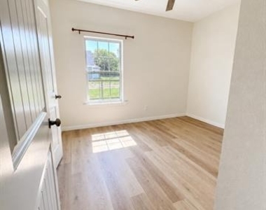 316 Mark Street - Photo Thumbnail 11